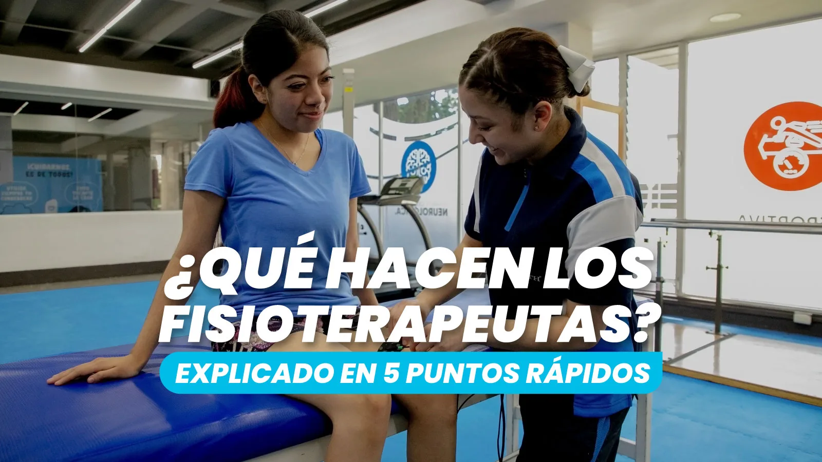 especialista y una paciente mujer muestran lo que hacen los fisioterapeutas