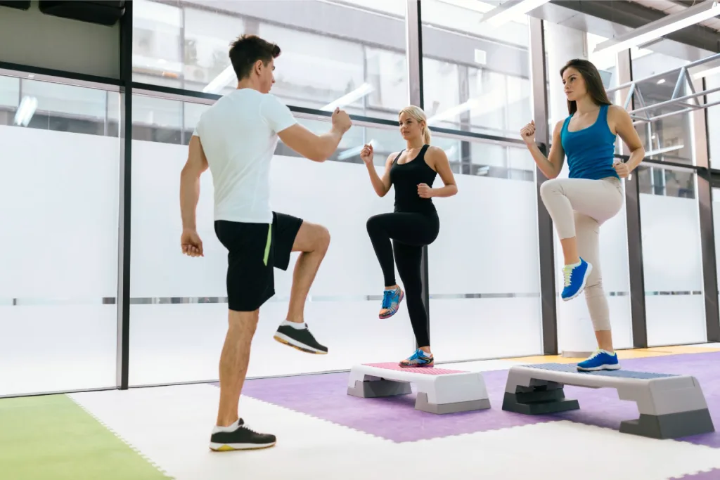 fisioterapeuta con pacientes mujeres entrenando como entrenador personal en razones para estudiar fisioterapia