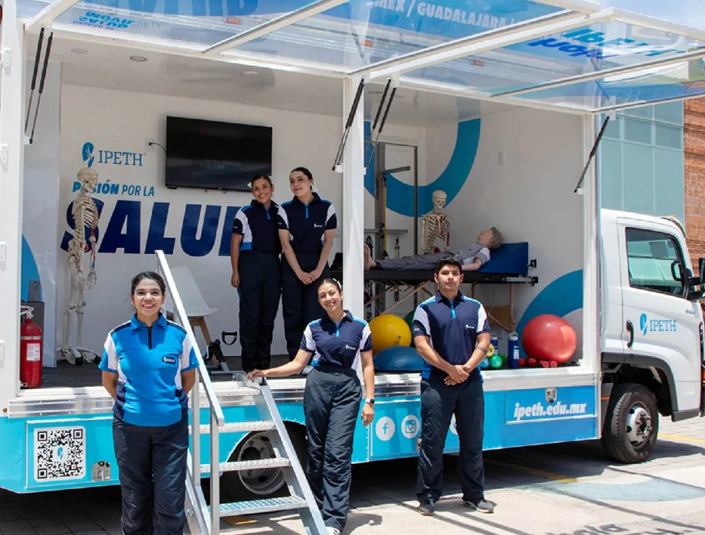 estudiantes ipeth en la presentacion de la unidad movil de salud