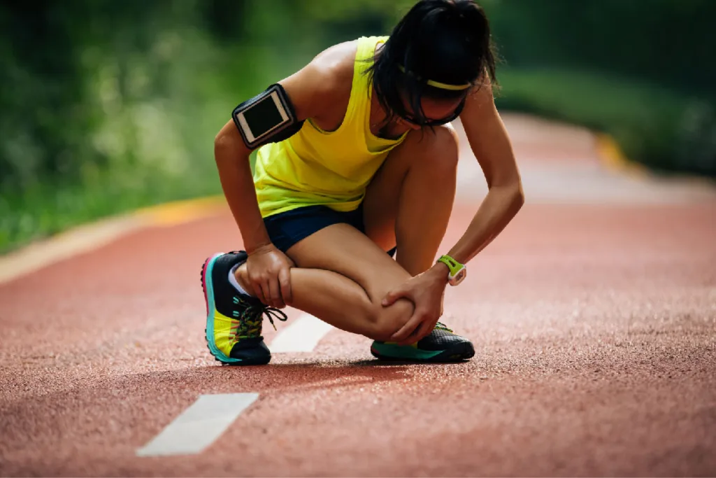 corredora con dolor en la rodilla y lesion deportiva en fisioterapia deportiva de ipeth