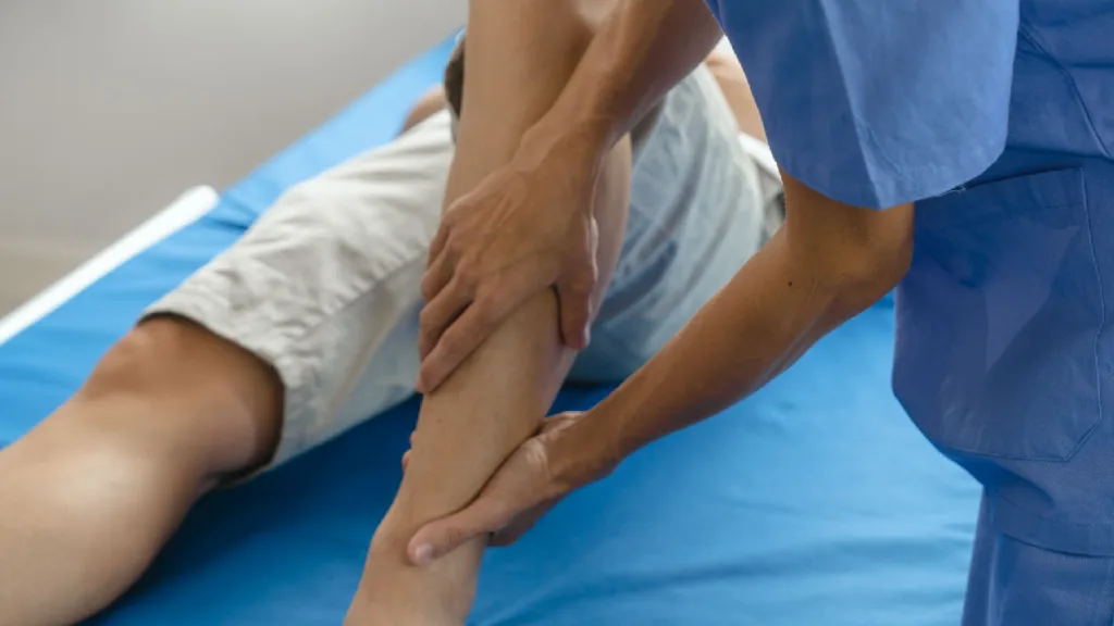fisioterapeuta dando terapia a un deportista en nota que es fisioterapia deportiva de ipeth