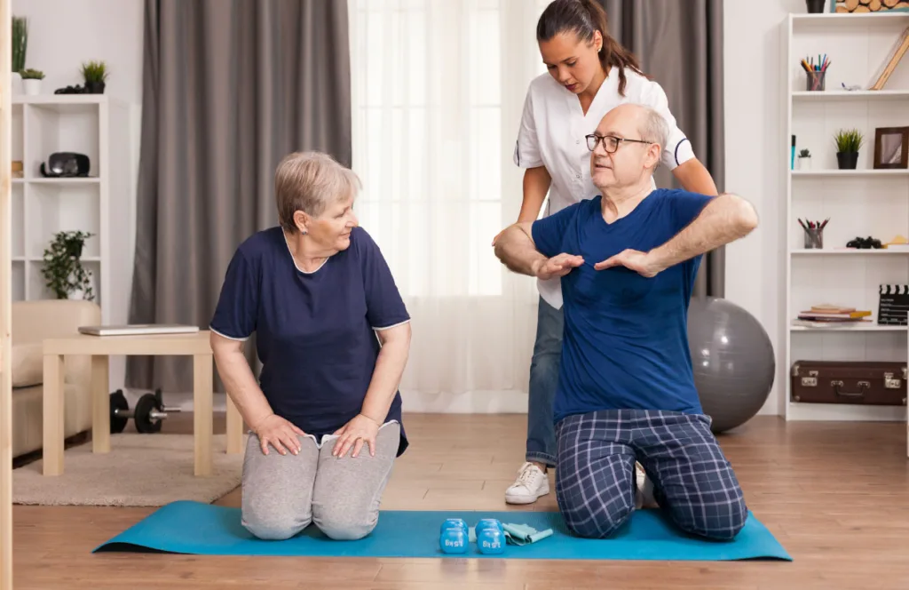 adultos mayores haciendo ejercicio con su fisioterapeuta en sesion de fisioterapia geriatrica