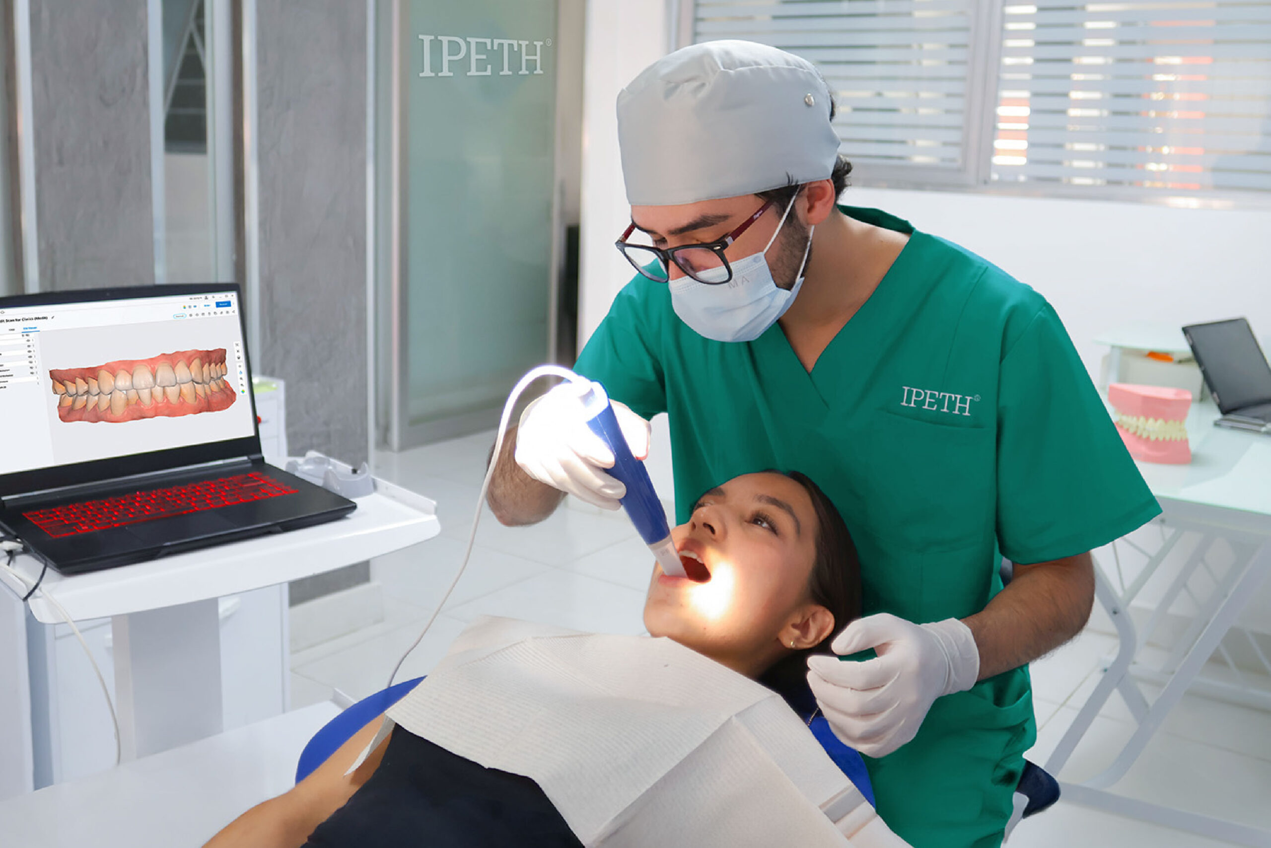 estudiante de odontologia en practica dental 02