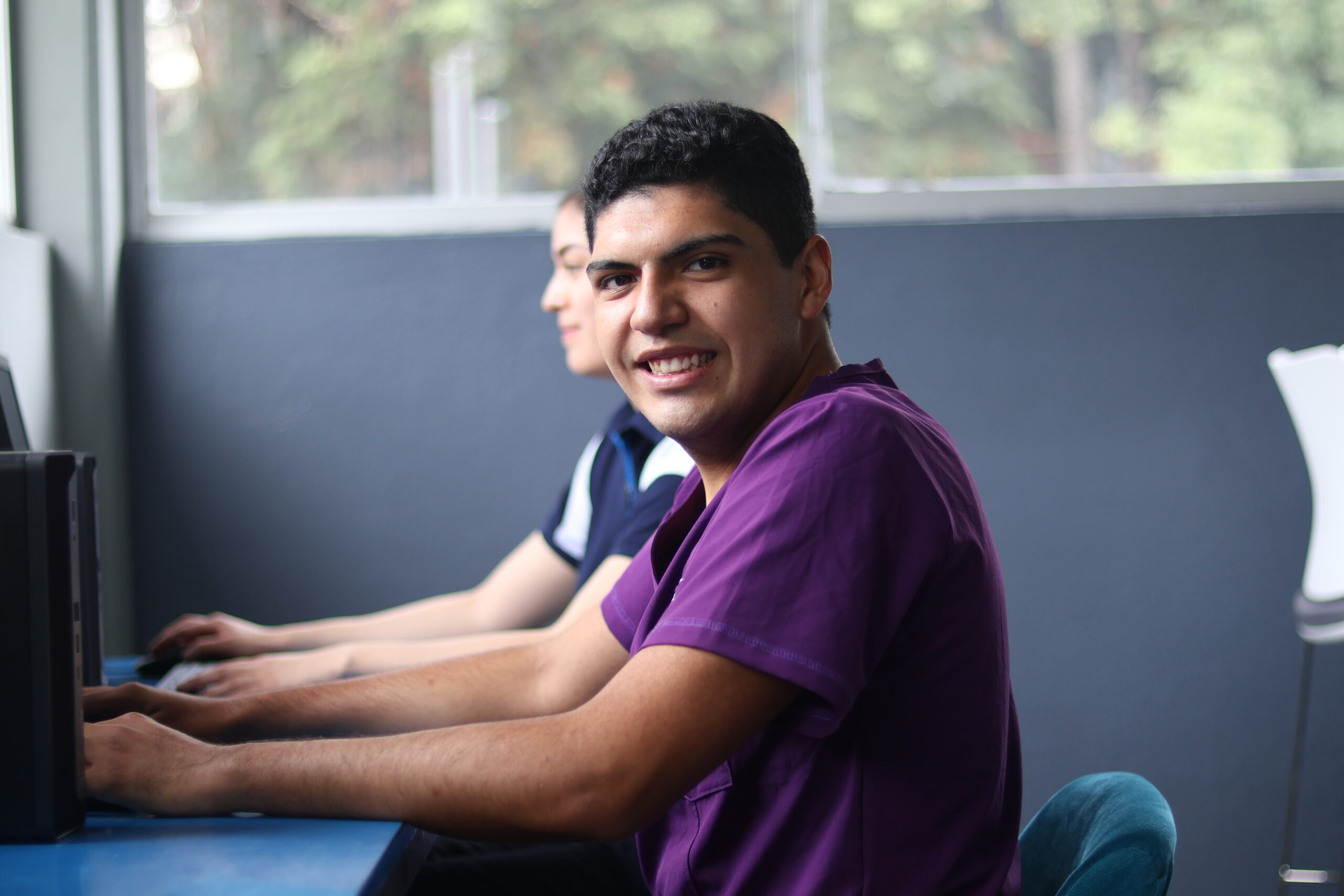 alumno con uniforme de enfermero en estudiar enfermeria en ipeth