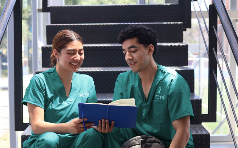 alumnos de la licenciatura al estudiar odontologia en ipeth leyendo un libro