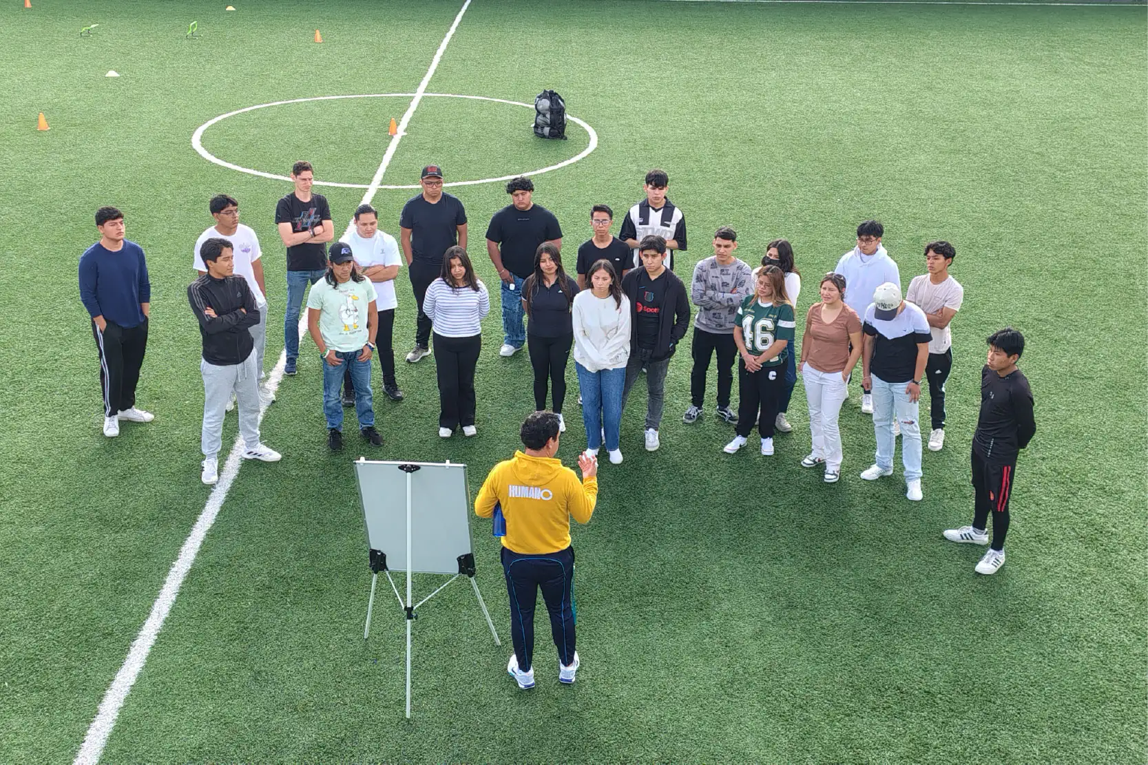 alumnos licenciatura ciencias del deporte clase en cancha de futbol mix & meet ipeth