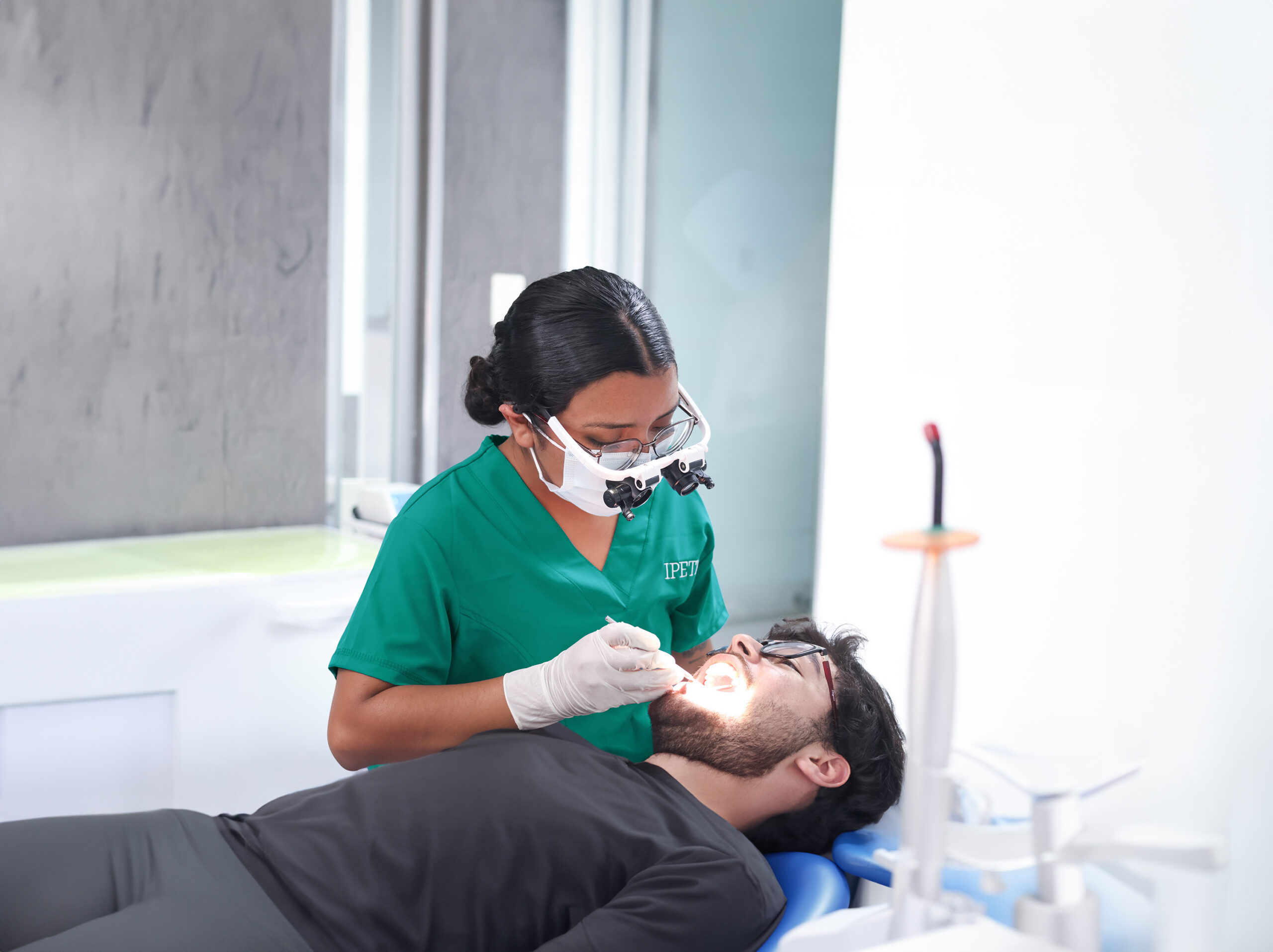 estudiante carrera de odontologia ipeth en practicas con paciente