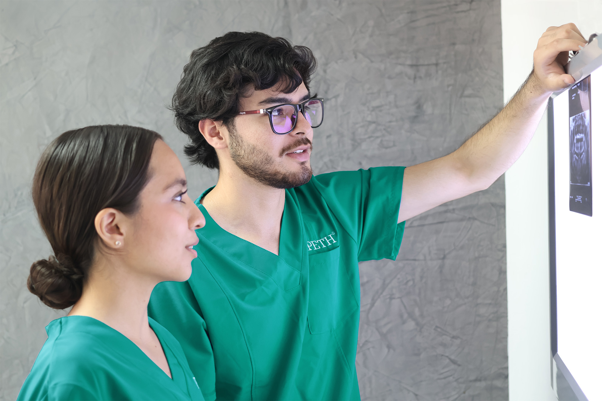 estudiantes carrera de odontologia ipeth mirando radiografias