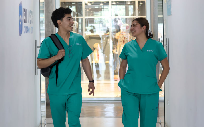 estudiantes ipeth con uniforme verde en laboratorio al estudiar odontologia