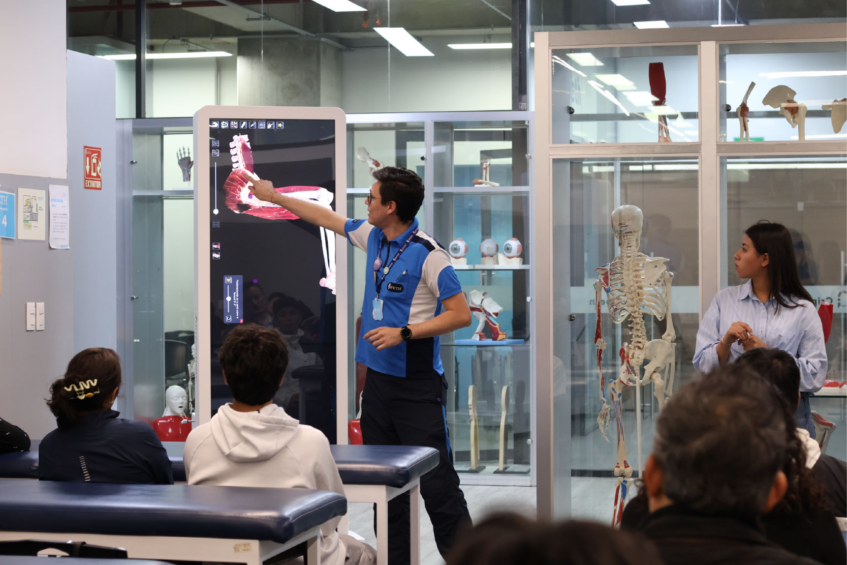 mesa anatomage ipeth diseccion virtual en clase de fisioterapia mix & meet