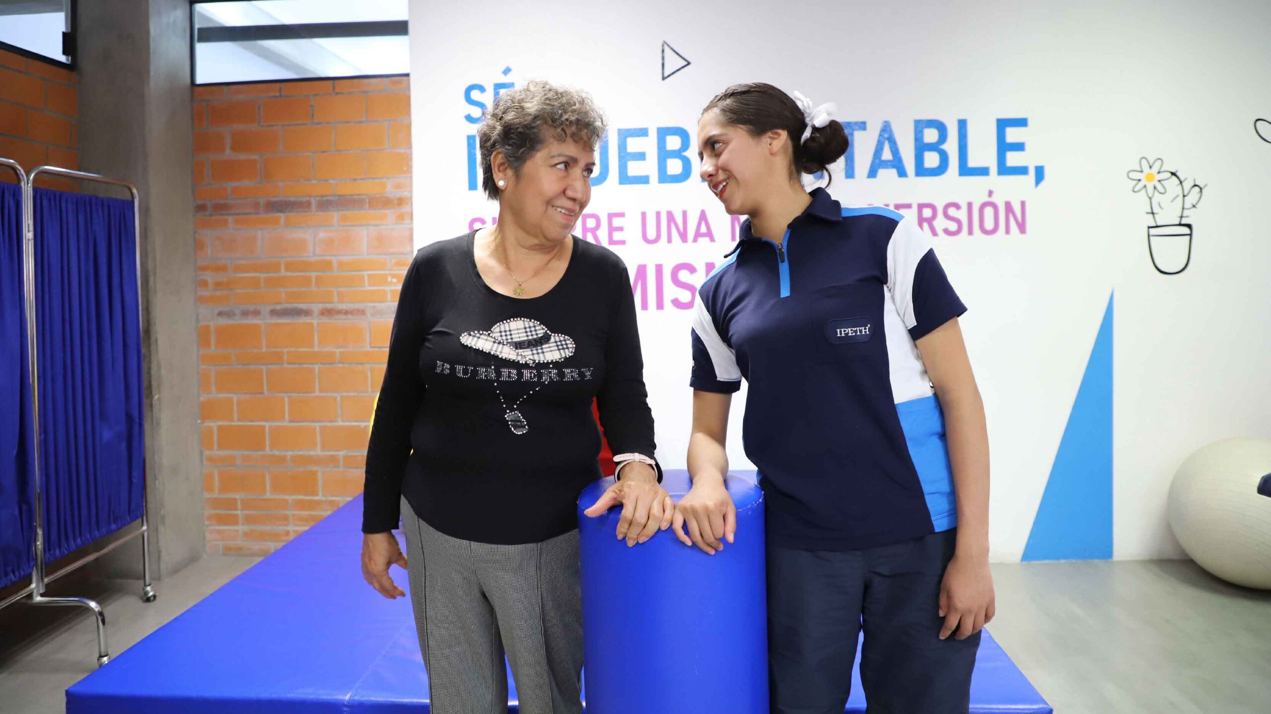 alumna ipeth y paciente tercera edad clinica en campus dia mundial de la fisioterapia 2025