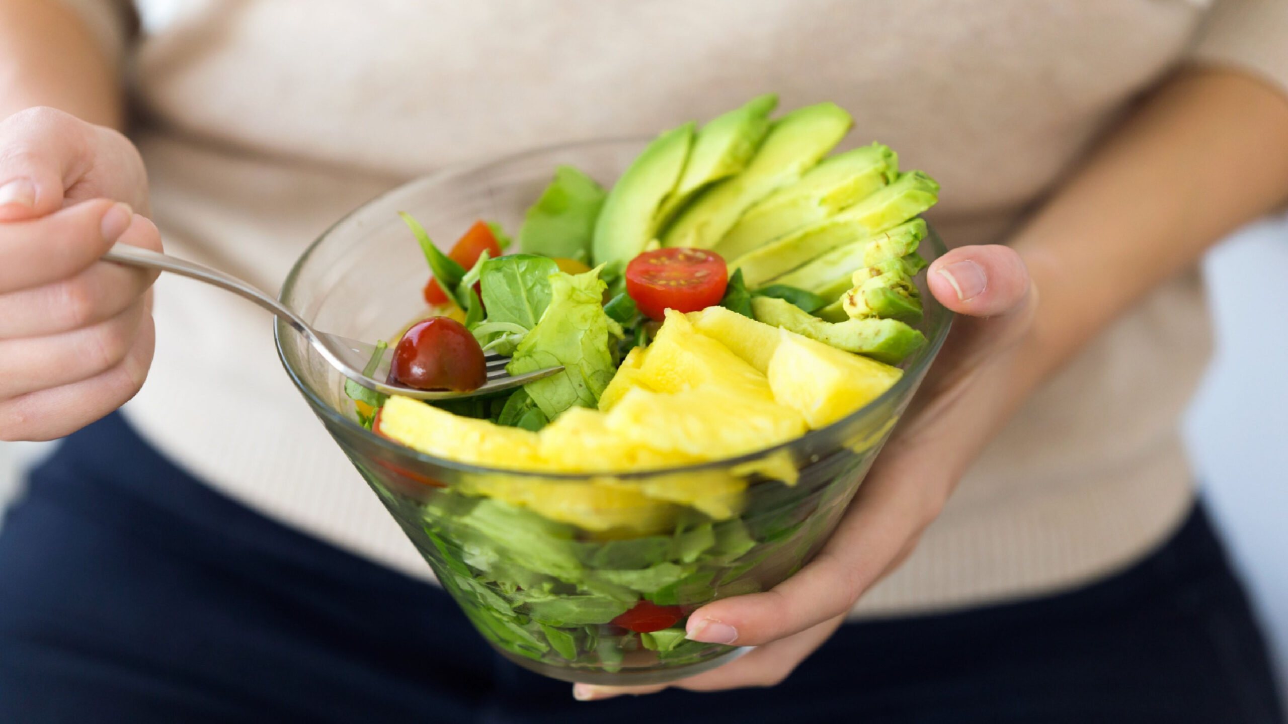 alimentos saludables buenos para el corazon tazon de verduras en el dia mundial del corazon