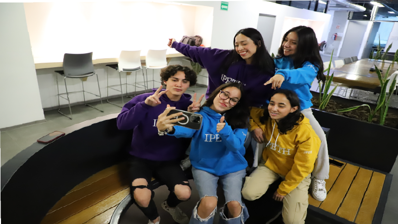 alumnos ipeth en celebracion 19 anos universidad especializada en salud