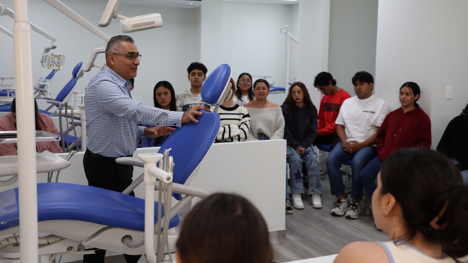 docente en salon de clases ipeth campus puebla para estudiar odontologia en mexico