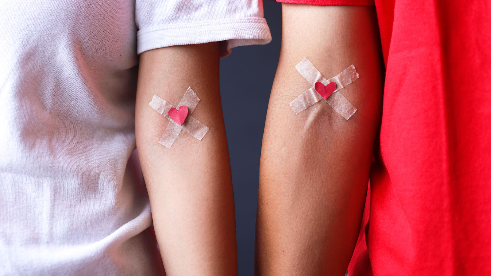 jovenes alumnos de ipeth beneficios de donar sangre marcas de aguja en el brazo