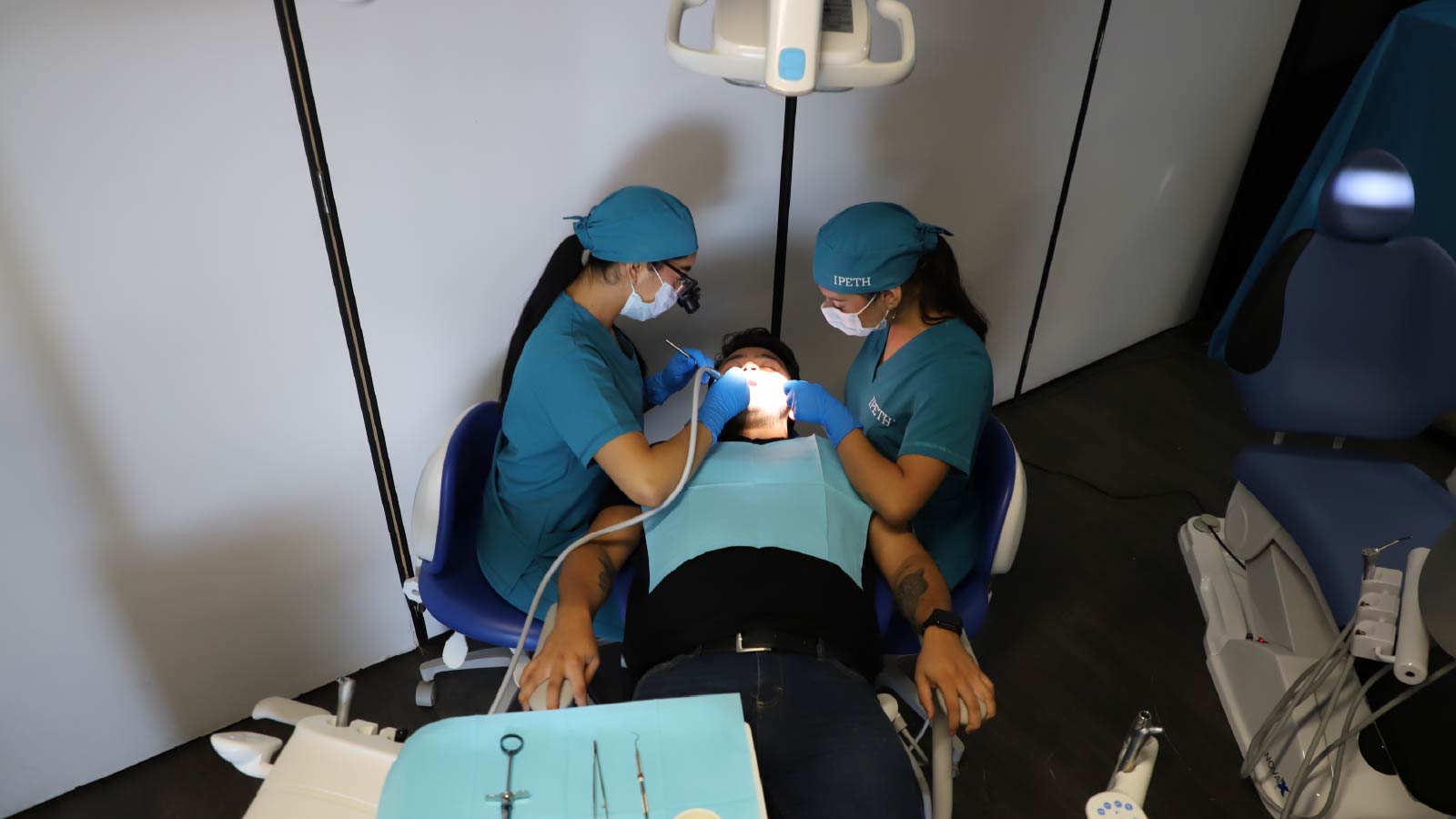 alumno y docente ipeth practicas con pacientes reales en campus 5 razones para estudiar odontologia en mexico si eres de centroamerica