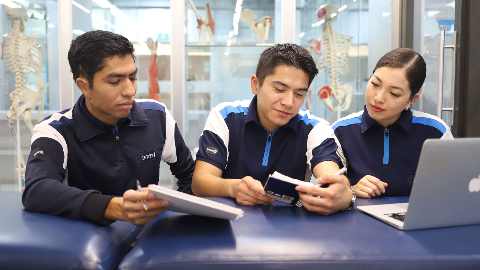 alumnos con uniforme fisioterapia en ipeth universidad especializada en salud