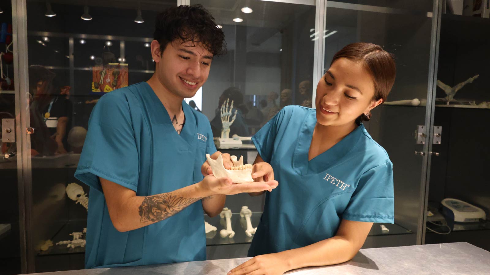 alumnos ipeth en laboratorio simulador dental 5 razones extudiar odontologia en mexico si eres de centroamerica