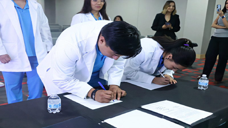 alumnos ipeth firmando alianza con cncd en odontologia puebla