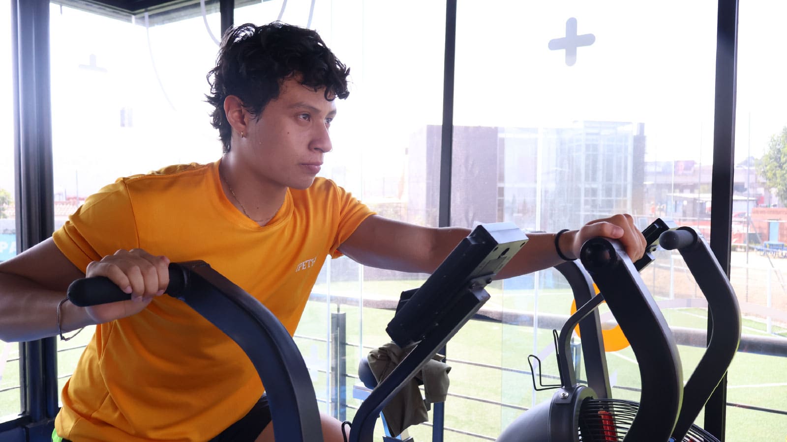 hombre joven universitario entrenando en ipeth laboratorio de fuerza estudiar ciencias del deporte