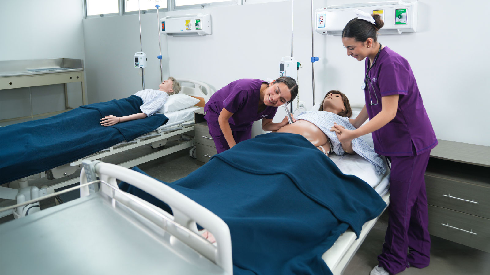 alumnas enfermeria en hospital simulado de ipeth universidad especializada en salud