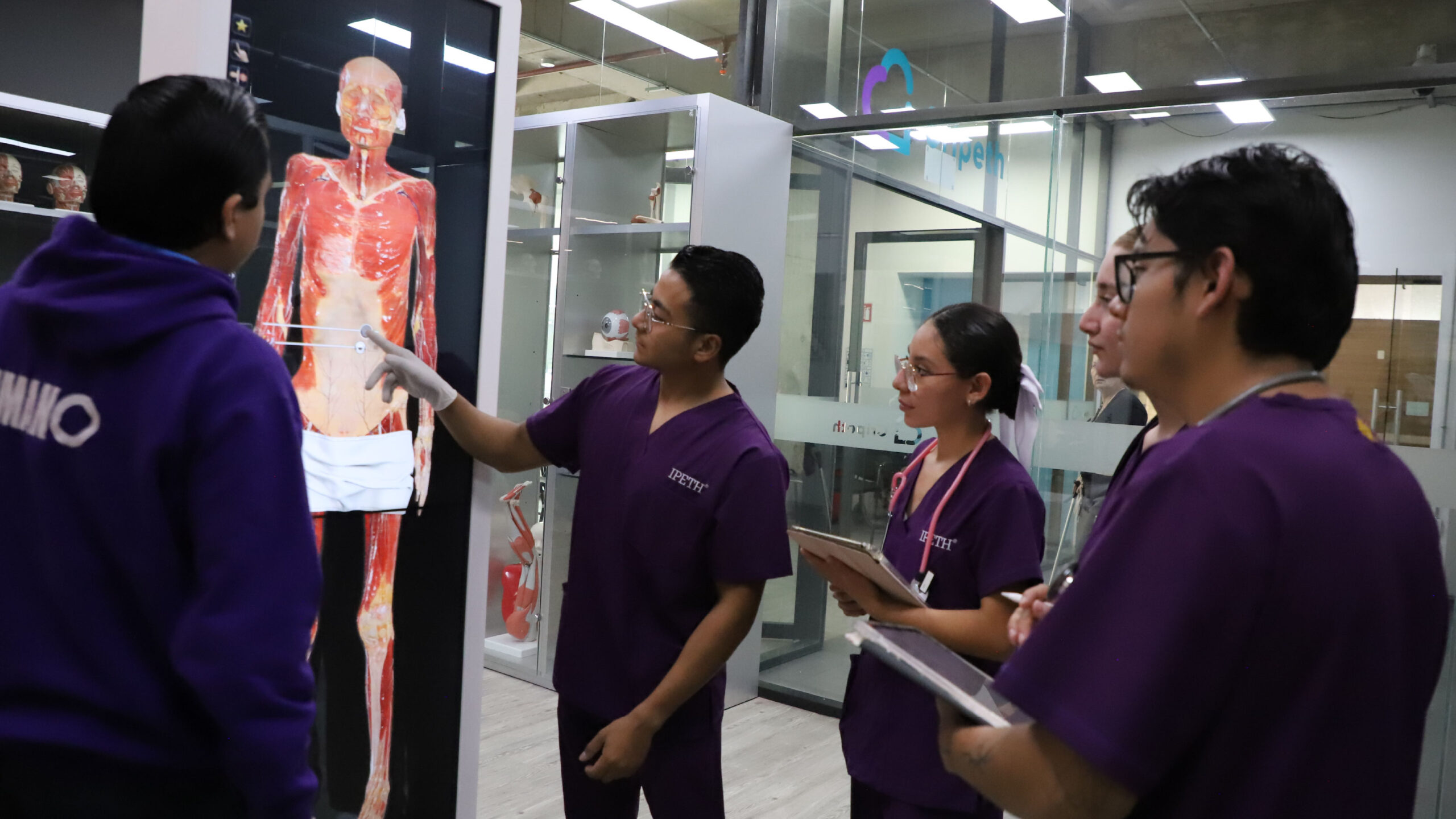alumnos licenciatura en enfermeria ipeth mesa anatomage diseccion virtual