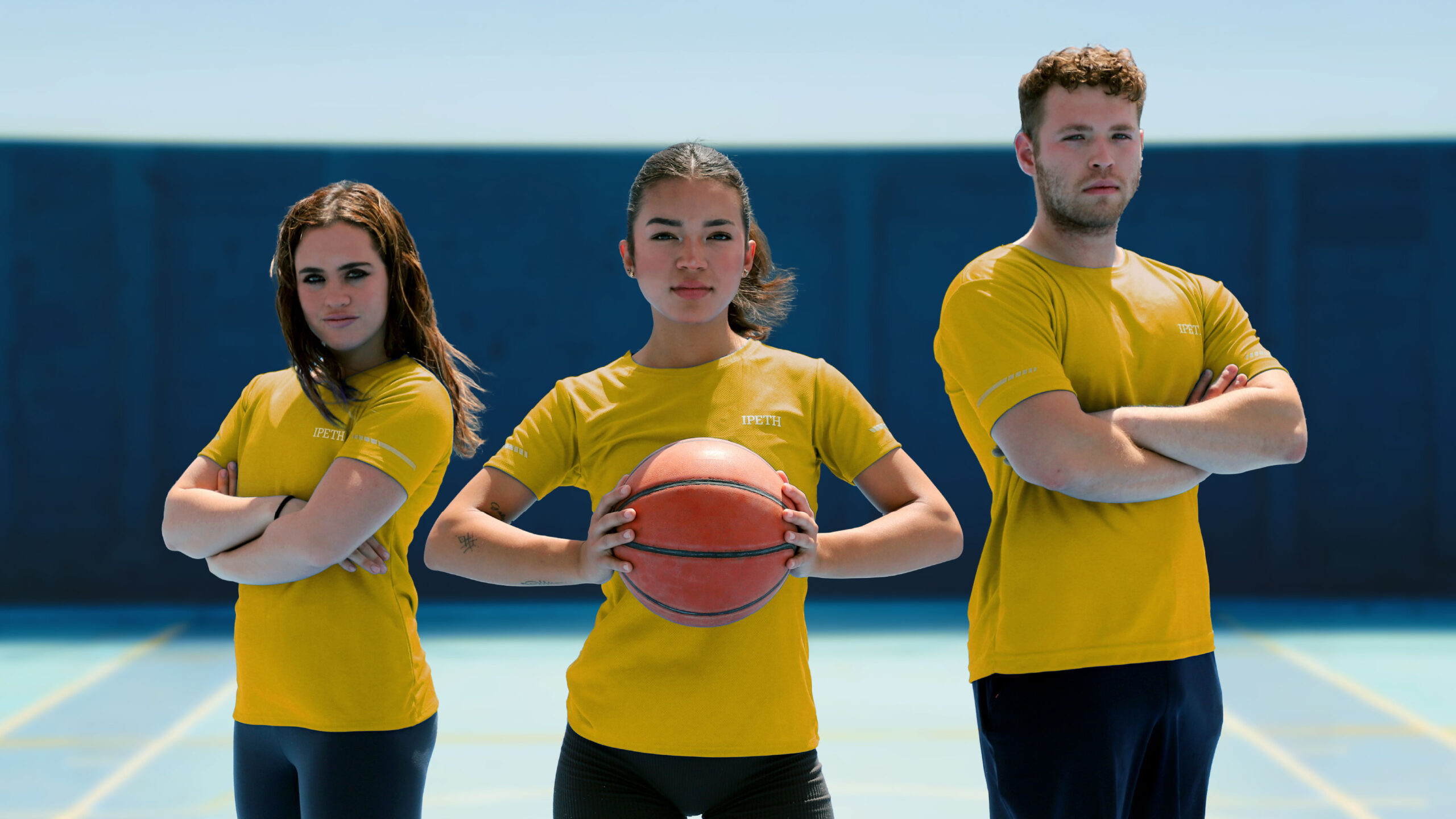 estudiantes carerra ciencias del deporte con uniforme en ipeth la universidad especializada en salud