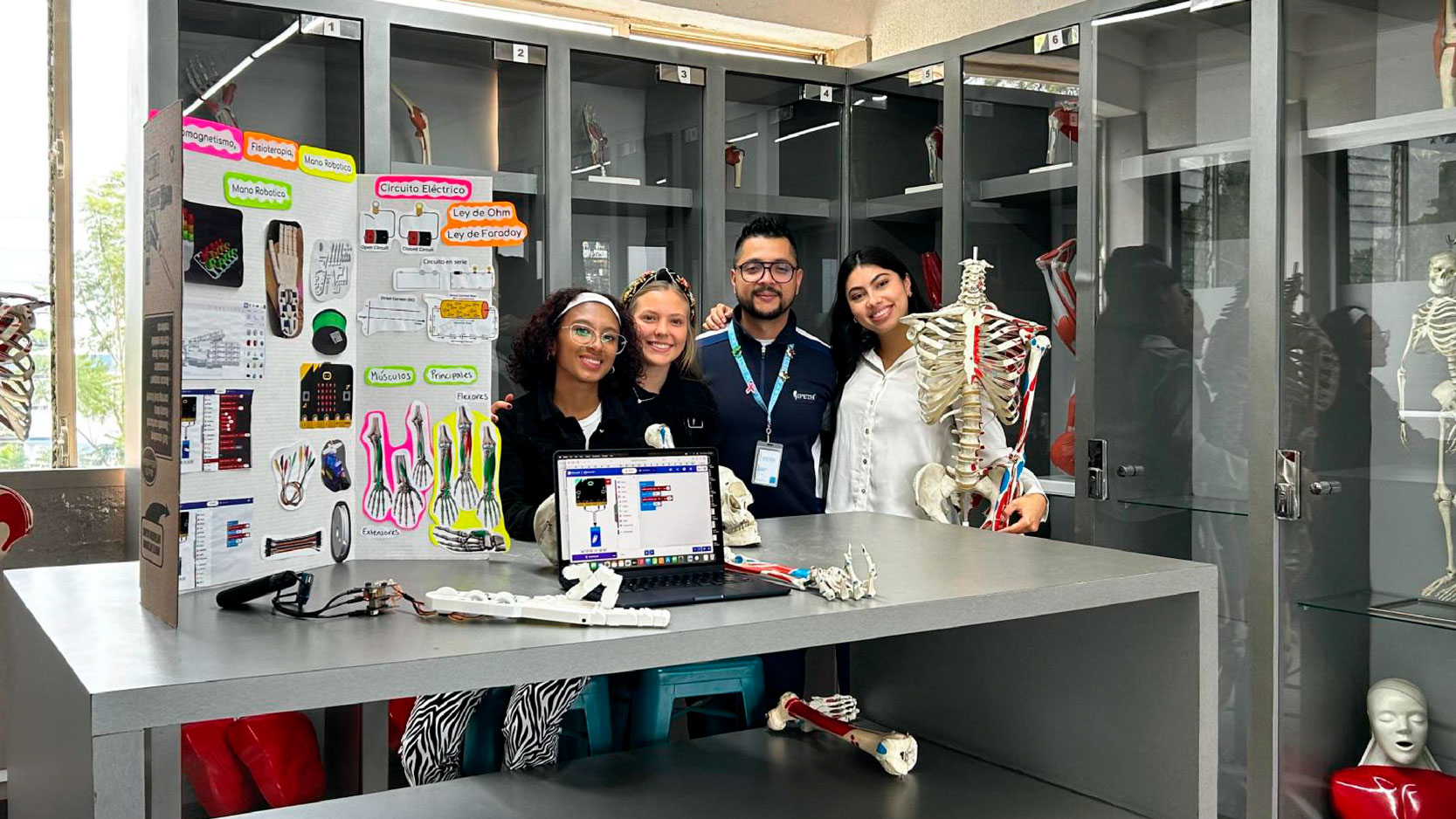 sara y dany alumnas ipeth guatemala mano robotica proyecto con docente licenciatura en fisioterapia
