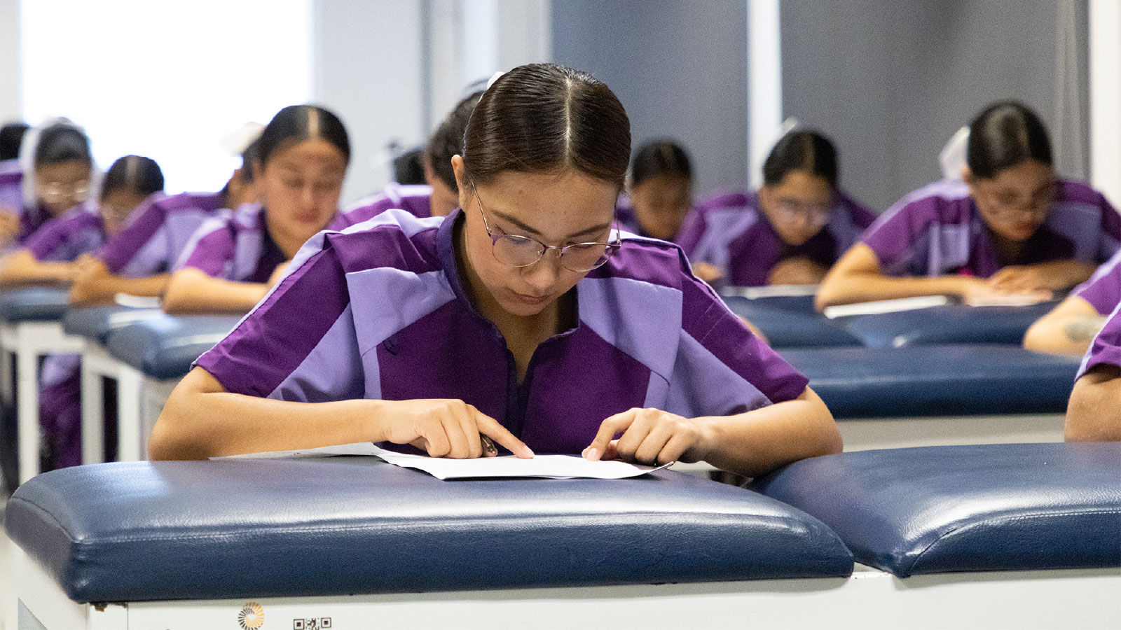 alumna de ipeth en salon de clases examen de voluntariado de enfermeria