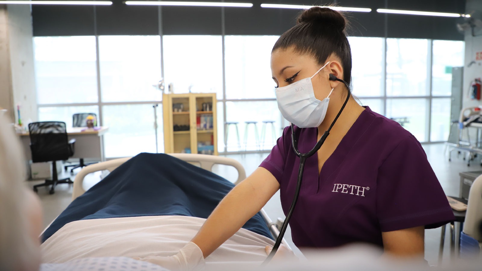 alumna ipeth en uniforme hospital simulado que se necesita para estudiar enfermeria