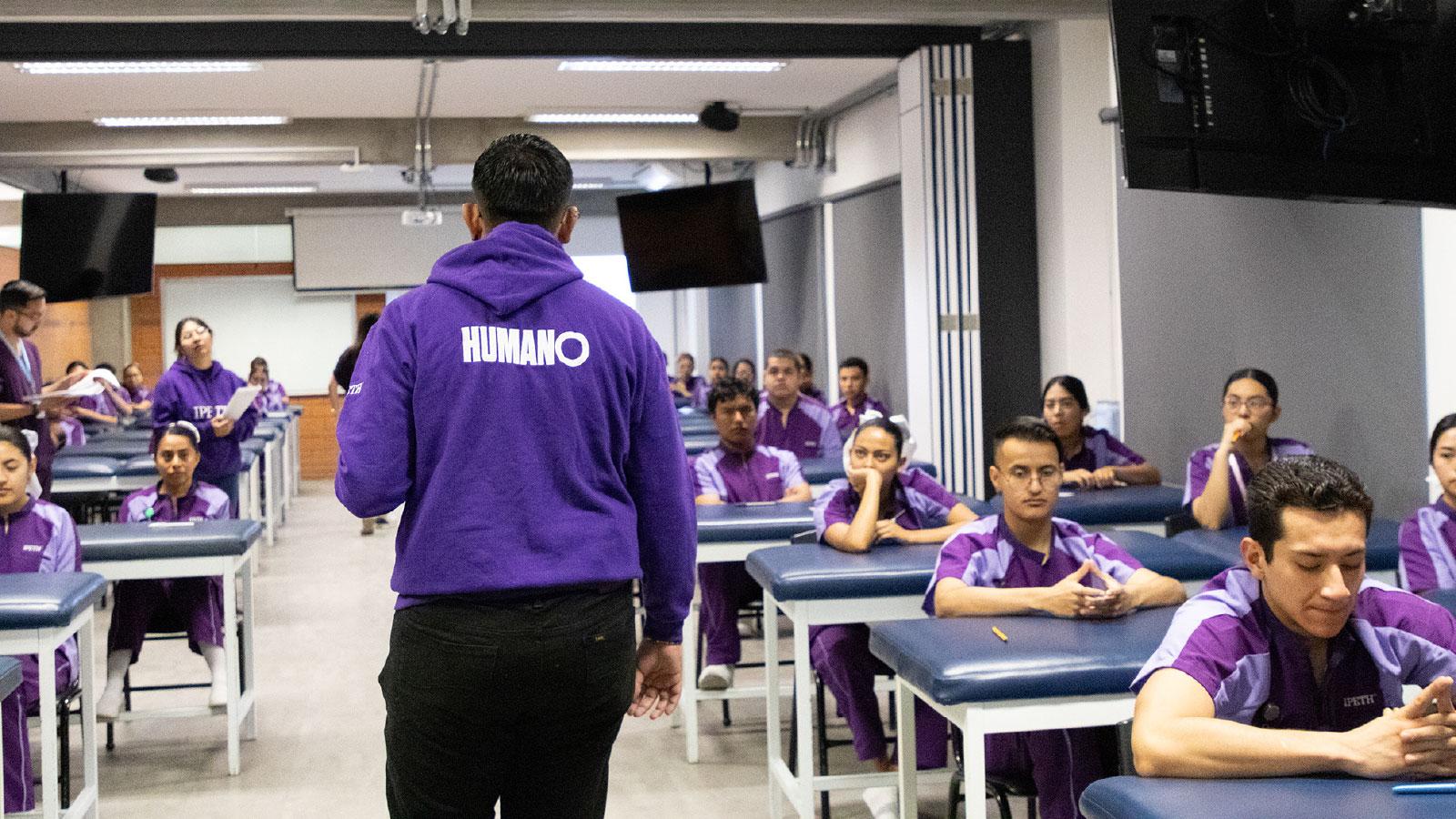 docente y alumnos ipeth con uniforme examen voluntariado de enfermeria