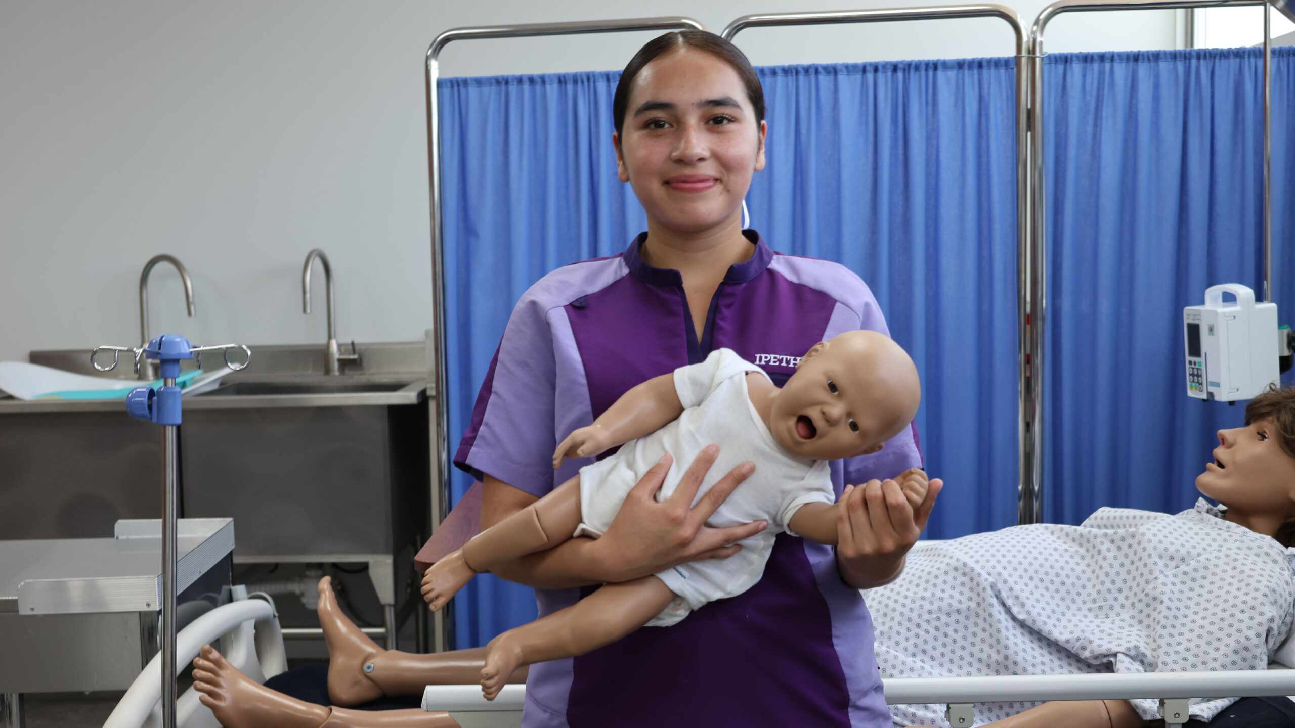 alumna carrera de enfermeria simulacro de parto modelos mecanizados bebe y madre hospital simulado en ipeth