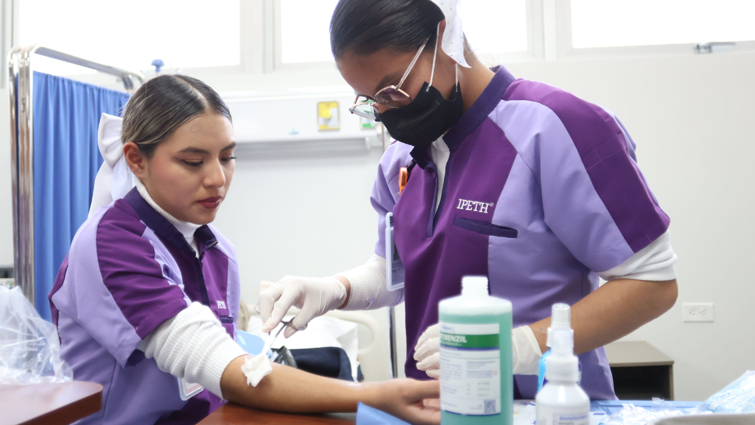 estudiantes carrera de enfermeria en ipeth hospital simulado practicas como poner inyeccion