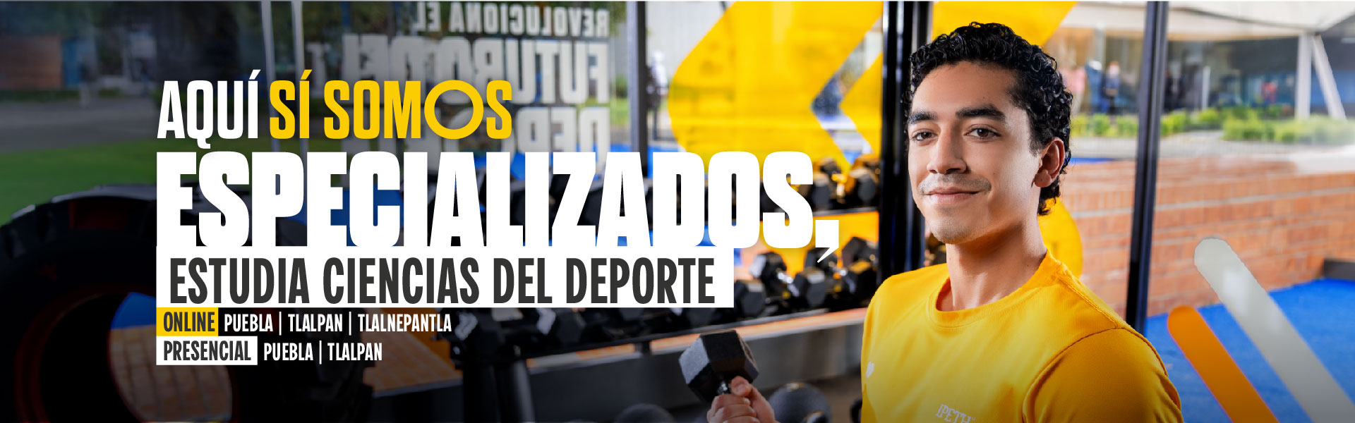 estudiante de ciencias del deporte de ipeth levantando una mancuerna en el área de entrenamiento; al fondo se observan pesas, equipo deportivo y el mensaje ‘aquí sí somos especializados